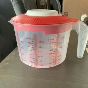 Tupperware 8cup mix and store pitcher